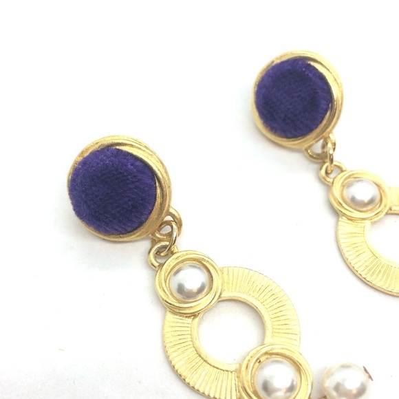 3/$30 VINTAGE 80S EARRINGS GOLD TONE PEARLS FUZZY PURPLE DANGLE DROP GEOMETRIC - Picture 6 of 16